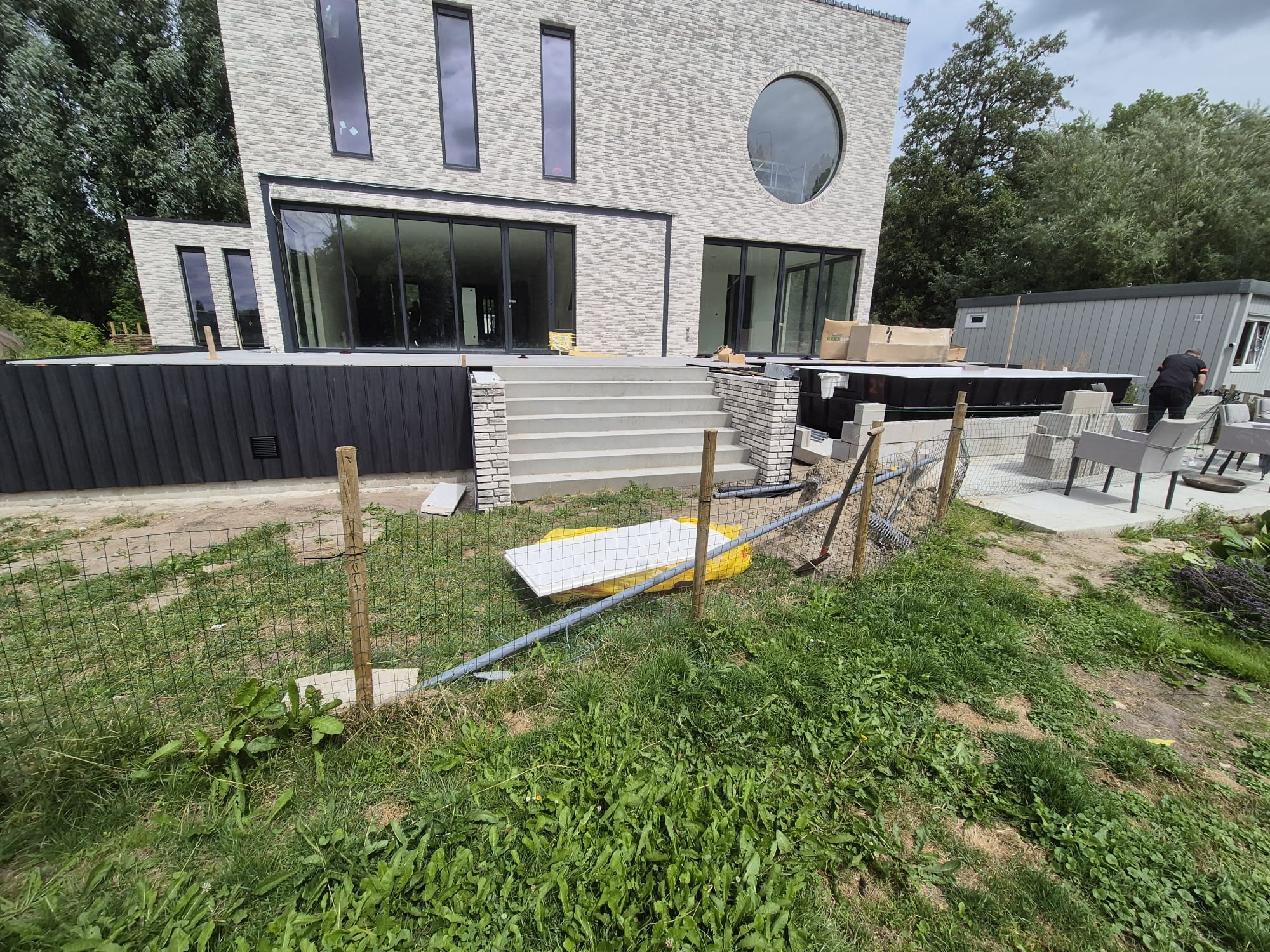 Terraszijde van woning met lichte steenstripgevel